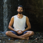Gustavo Luíz Guilherme Pinto explica que a meditação reduz a ansiedade, melhora o sono e equilibra o sistema nervoso, fortalecendo a saúde mental.