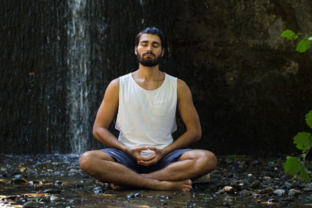 Gustavo Luíz Guilherme Pinto explica que a meditação reduz a ansiedade, melhora o sono e equilibra o sistema nervoso, fortalecendo a saúde mental.
