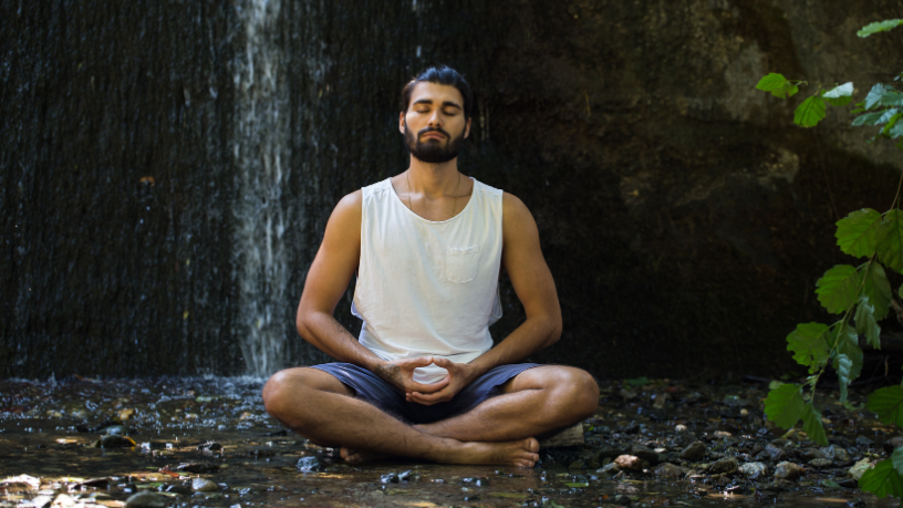 Gustavo Luíz Guilherme Pinto explica que a meditação reduz a ansiedade, melhora o sono e equilibra o sistema nervoso, fortalecendo a saúde mental.