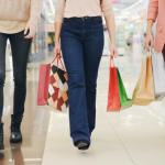 Shoppings perdem visitantes para o comércio online, mas faturamento do setor deve crescer em 2026. Como isso é possível?