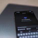 Smartphone exibindo uma interface de conversa com uma ferramenta de inteligência artificial generativa