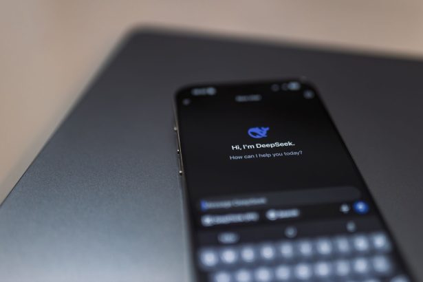 Smartphone exibindo uma interface de conversa com uma ferramenta de inteligência artificial generativa
